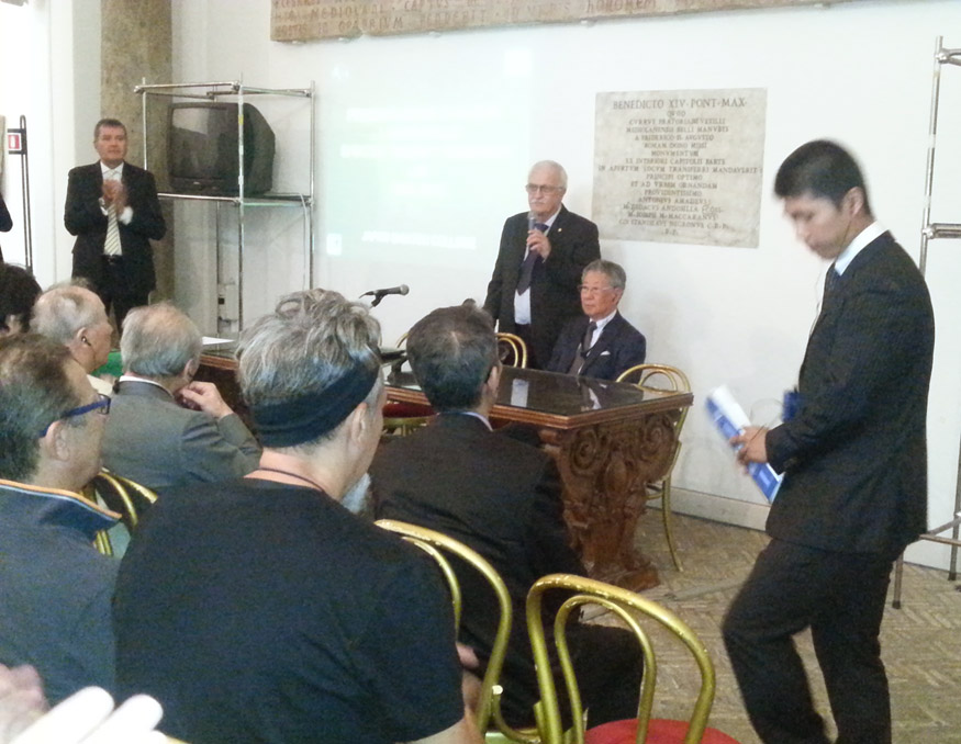 Roberto Taverna, direttore della Scuola Italo Giapponese Shiatsu Namikoshi presenta i relatori.