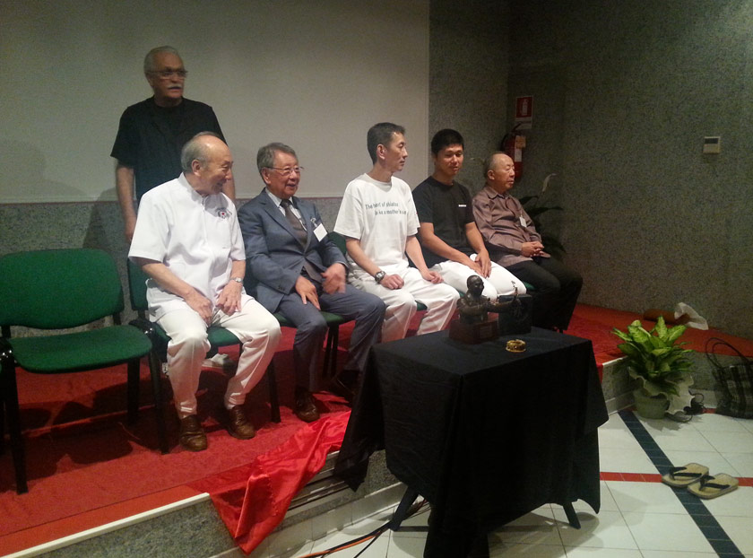 Ci si prepara per la foto di gruppo. Al centro la delegazione giapponese al completo; da sinistra a destra: A.Kobayashi, K.Namikoshi, Y.Namikoshi, H.Ishizuka, H.Aoki.