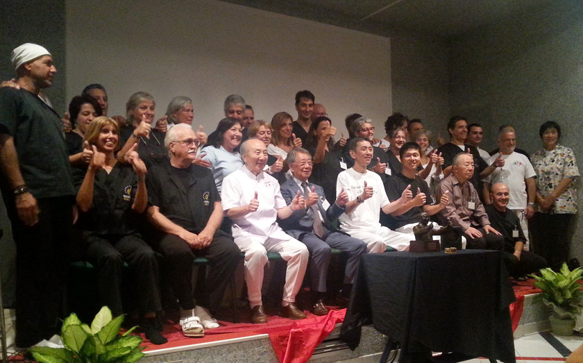 Foto di gruppo con i rappresentanti delle diverse scuole.