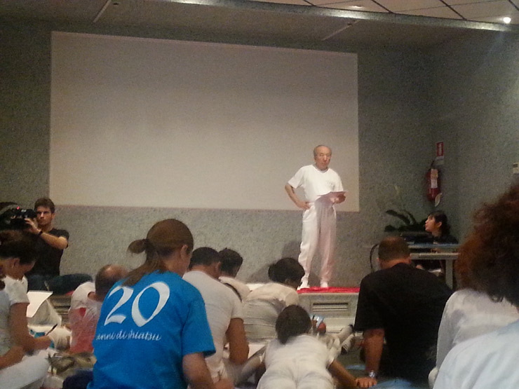 Akitomo Kobayashi Sensei durante l'introduzione del suo seminario sul trattamento shiatsu per i malati di Parkinson.