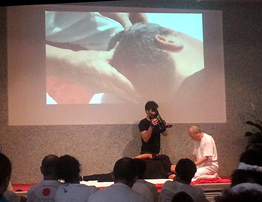 Il Maestro Akitomo Kobayashi durante la dimostrazione del trattamento shiatsu per i malati di Parkinson.