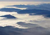Foto di Renato Mazzonetto (montagne e nuvole dall'aereo)