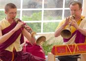 Renato suona il Jaling - strumento a fiato della tradizione tibetana